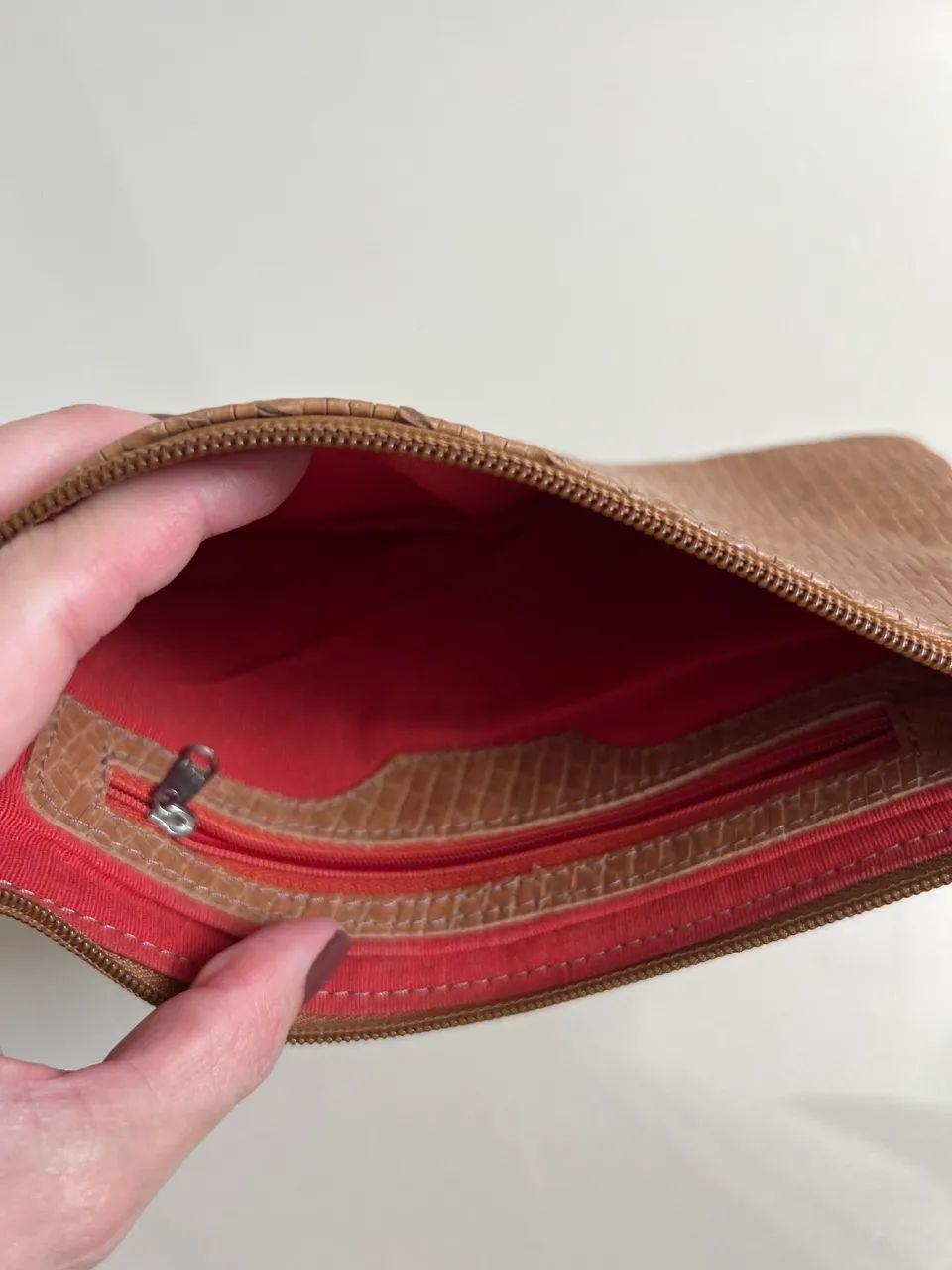 Vendo bolsa de mão em couro  - Foto 2