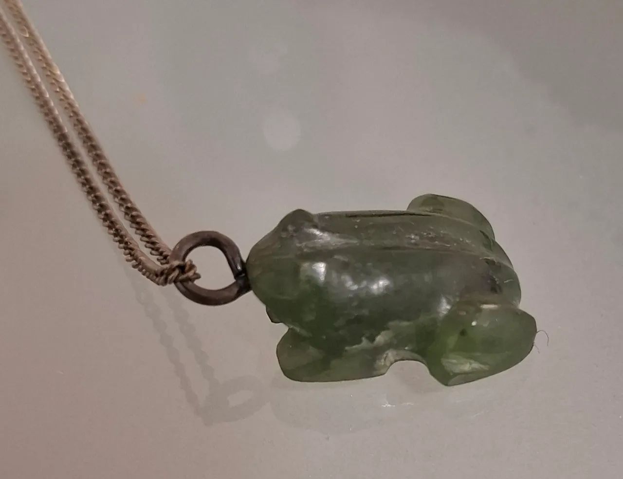 Colar de corrente prateada com pingente sapo verde - Foto 2