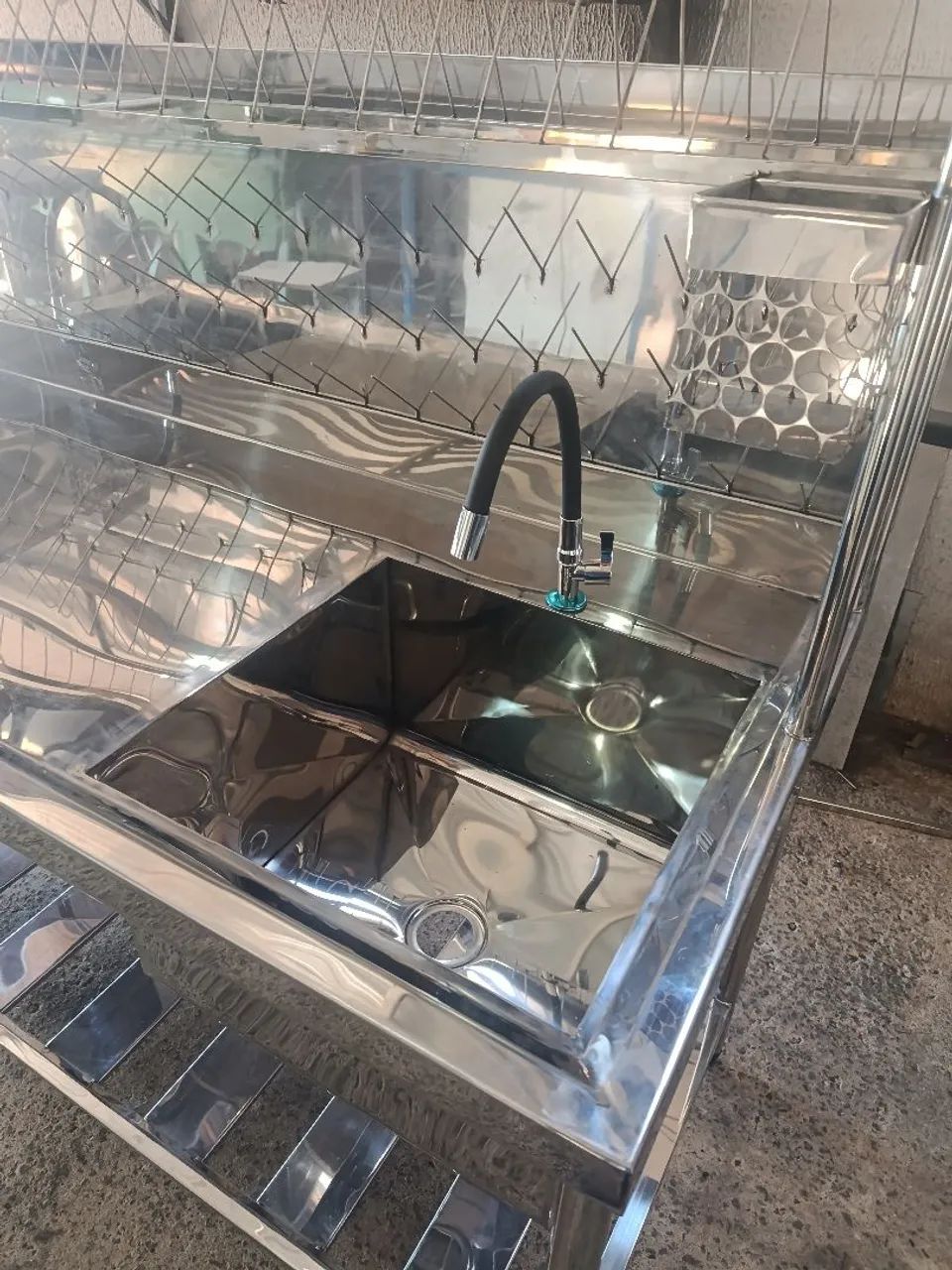 Bancada totalmente em aço inox multifuncional  - Foto 4