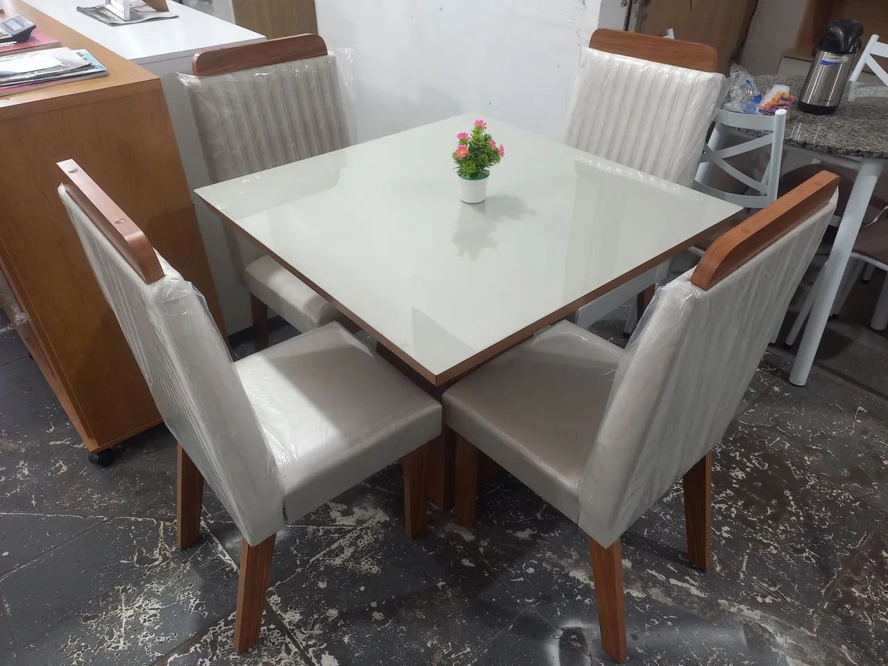 Mesa de jantar com quatro cadeiras - Foto 5