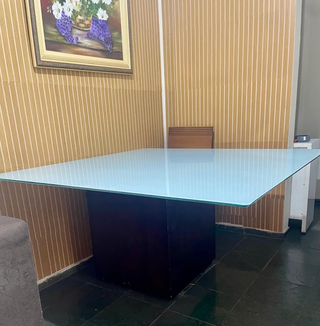 Mesa tampo de vidro quadrada com 4 cadeiras   Cadeiras com algumas avarias  - Foto 4