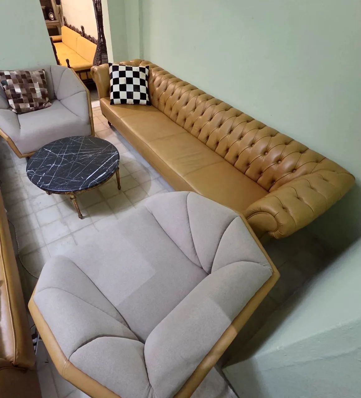 Moveis, conjunto luxo sofa capitone, poltronas e mesa de centro  - Foto 2