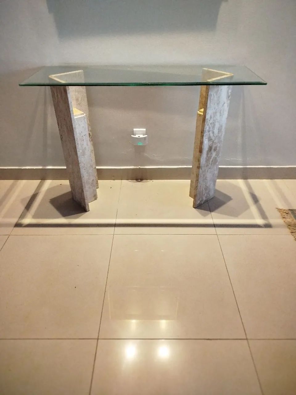 Aparador de vidro tempetado e mármore carrara
