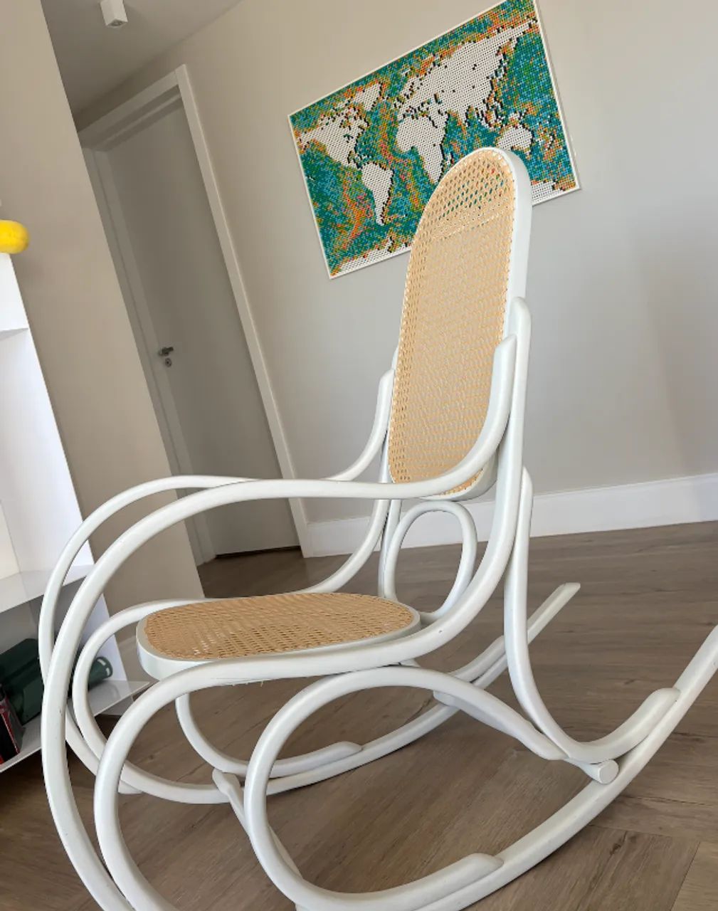 Cadeira balanço Thonet restaurada branca - Foto 4