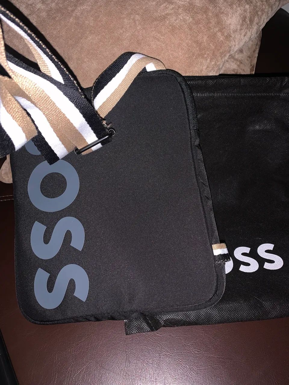 bolsa de pescoço (neck pouch) da marca BOSS, original