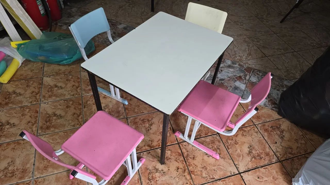 Mesa e 4 cadeiras infantil