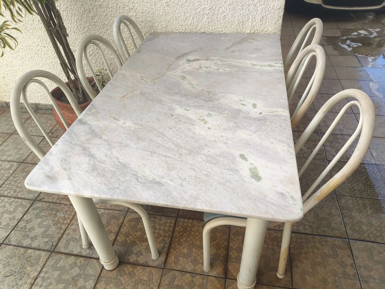 Mesa de metal com tampa de mármore e seis cadeiras  - Foto 2
