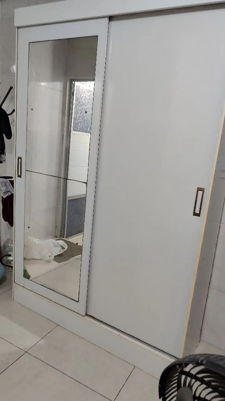 Guarda roupa de solteiro com espelho na porta