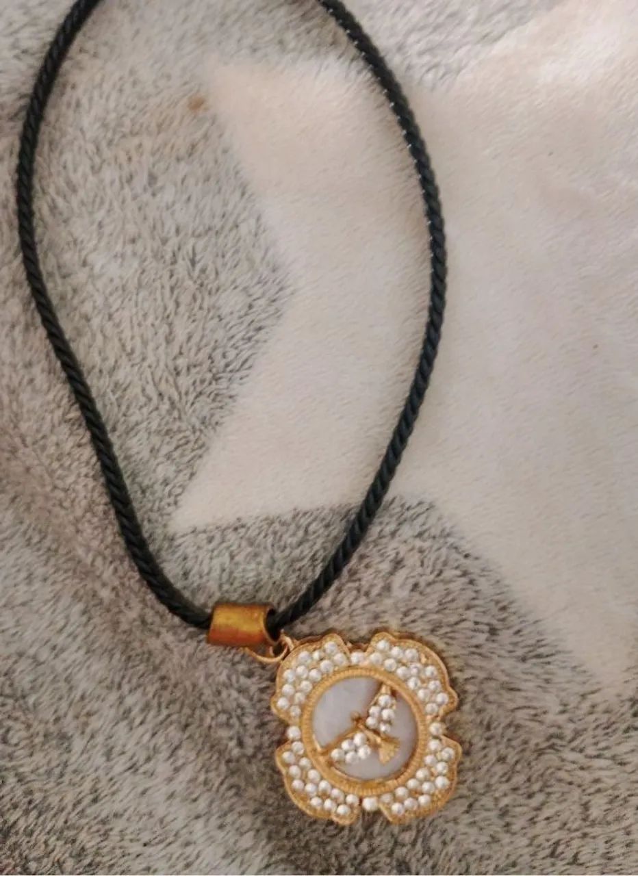 Gargantilha com pingente do espírito santo 