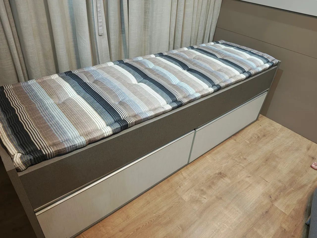 Sofá Futon com 2 gavetões de madeira