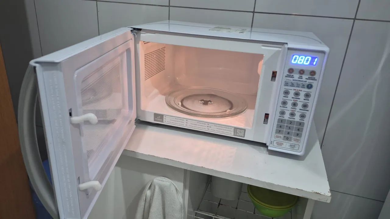 Microondas Electrolux 20LTs semi-novo - Foto 3