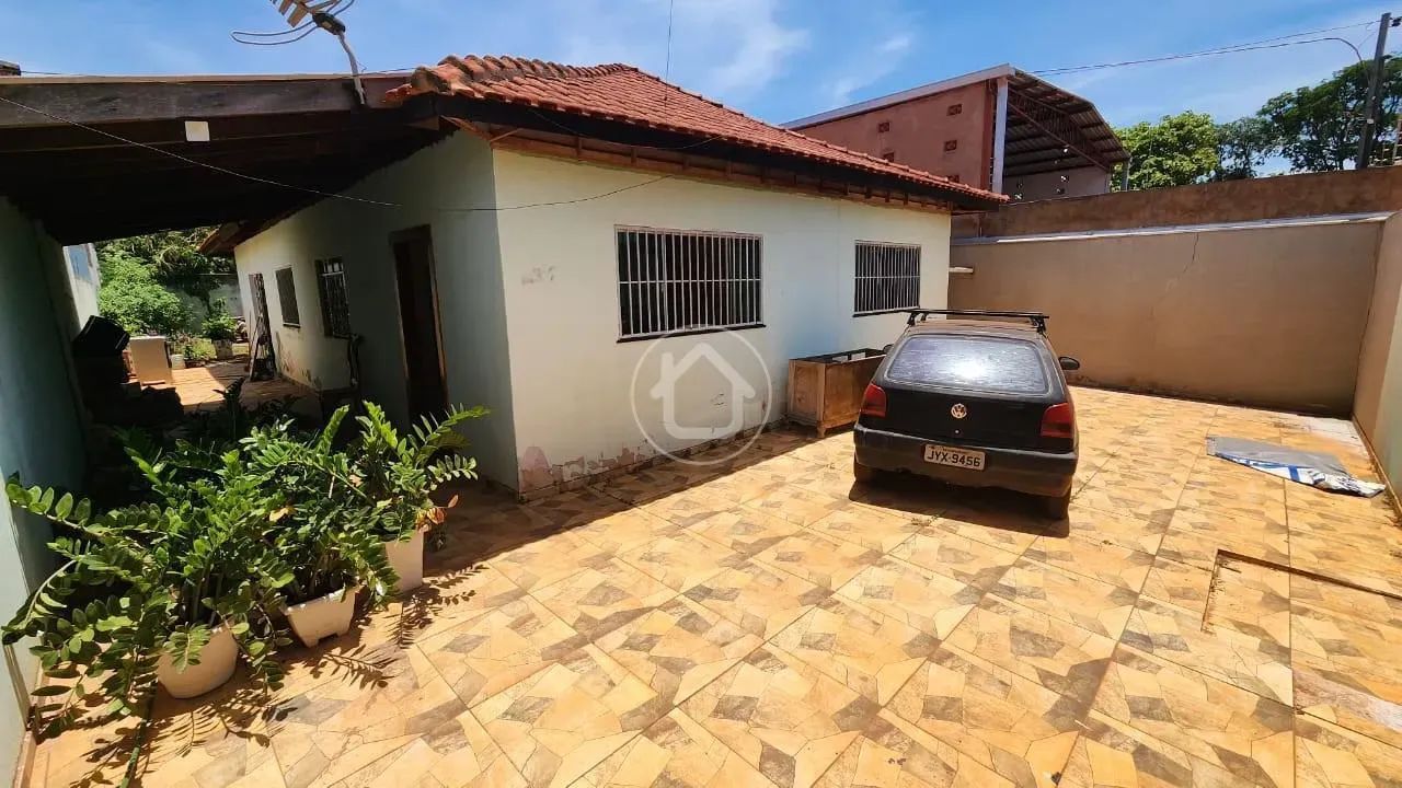 CASA COM 3 DORMITÓRIOS SENDO 1 SUITE