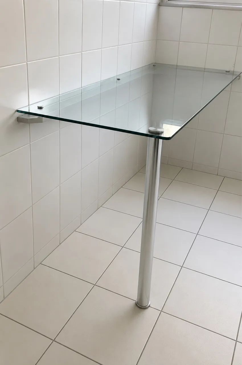 Vende-se mesa de canto  de vidro