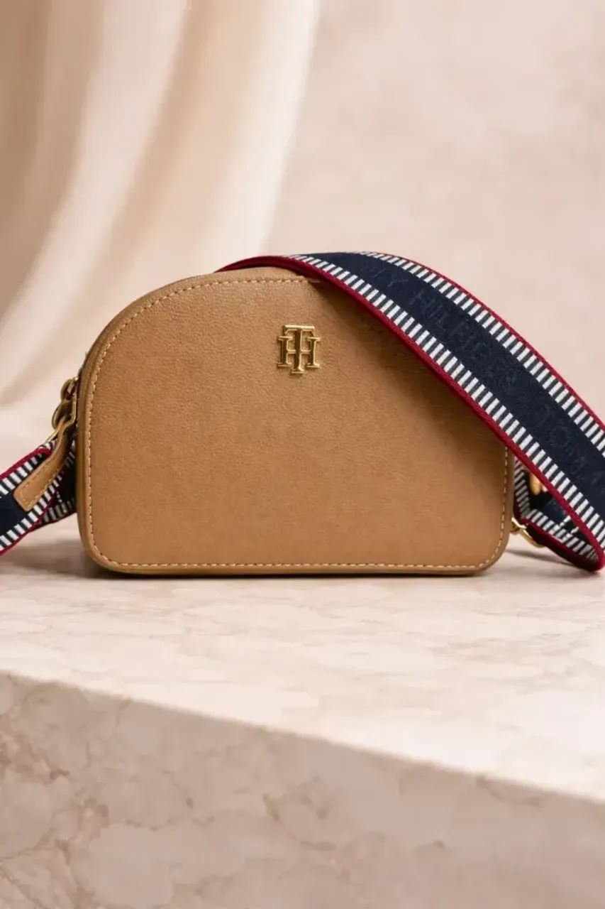 Bolsa transversal Tommy Hilfiger - Marrom Camelo - Foto 2