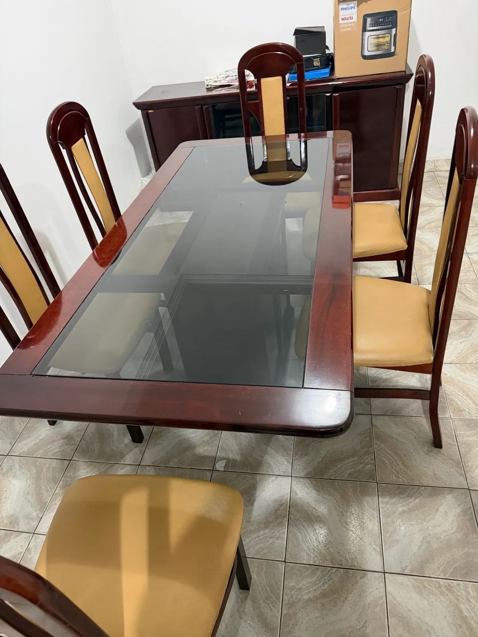 mesa de madeira 6 lugares com cadeiras 