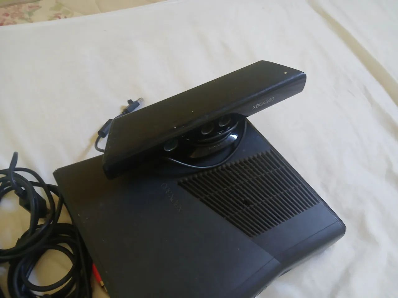 Xbox 360 desbloqueado só tem 1 controle e tem um furinho em cima mais nn atrapalha em nada - Foto 5