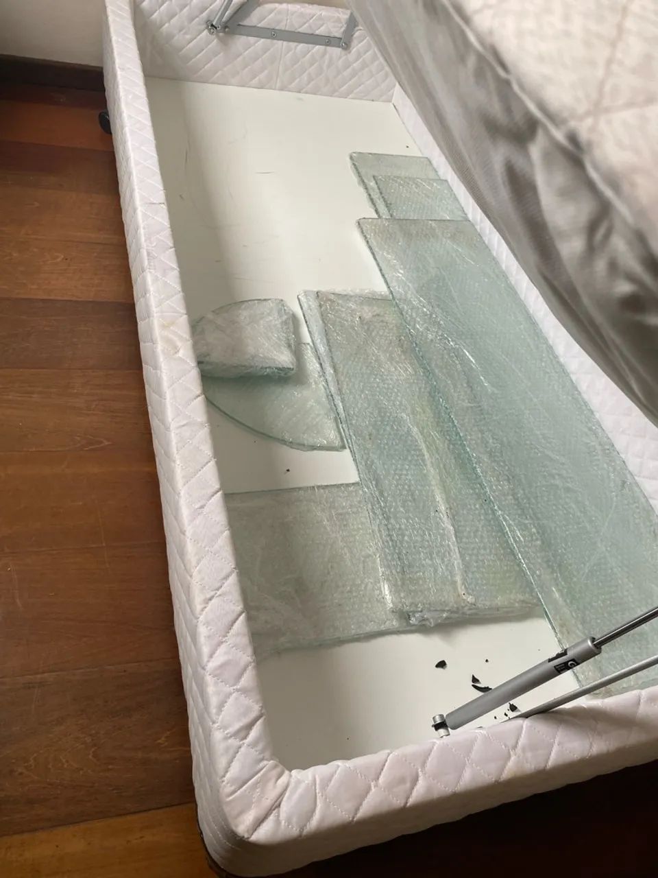 Vendo cama box solteiro - tem baú usado  - Foto 2