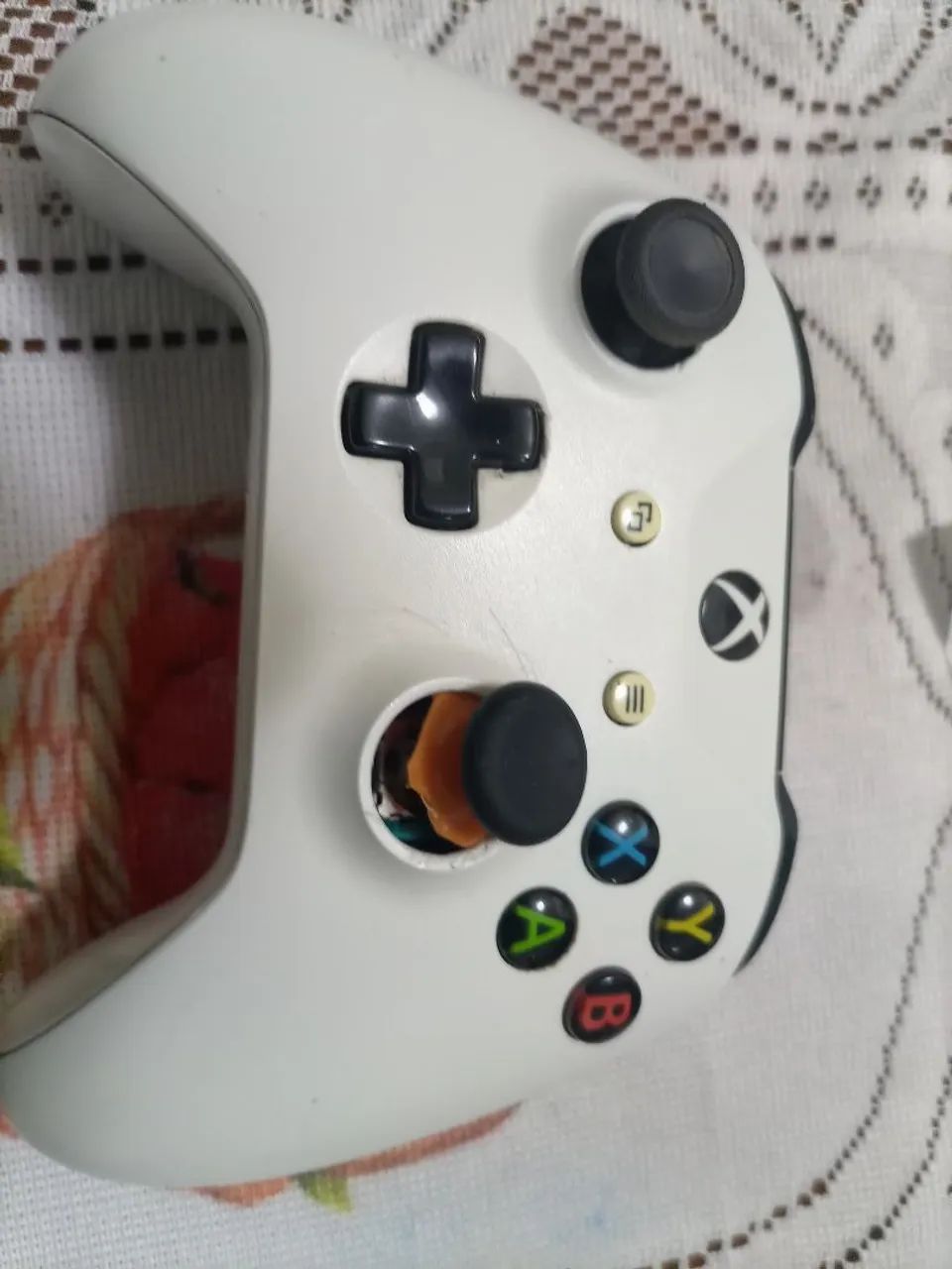 Vendo controle de Xbox one branco  precisa de reparo  ele não liga e arrumar analógico 