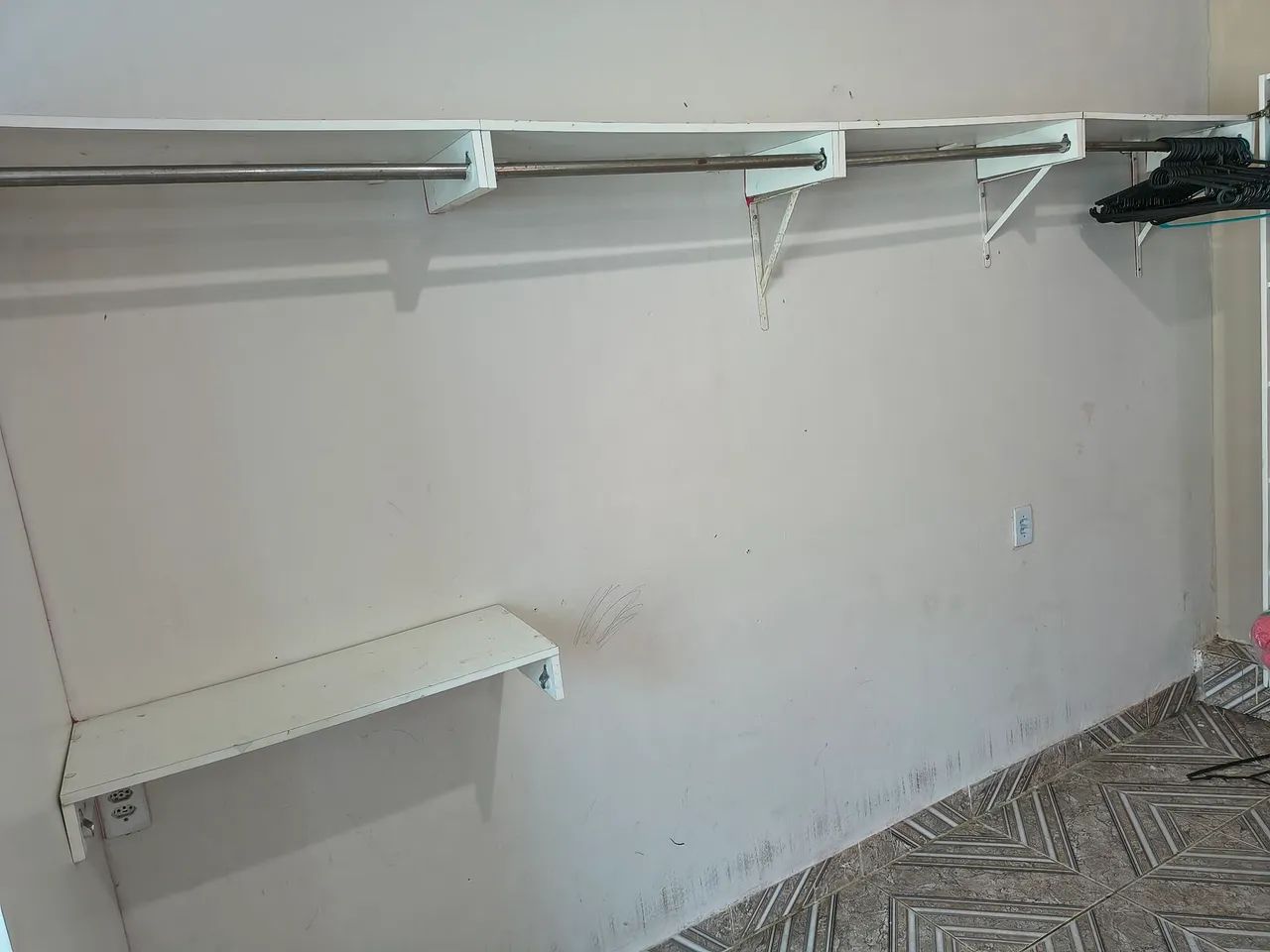 Araras para loja e guarda roupa + provador  - Foto 5
