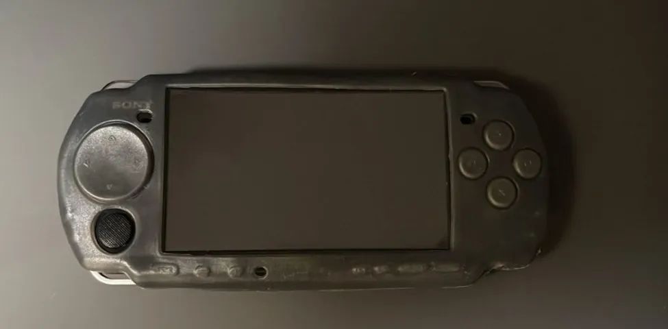 PSP Sony Sem Bateria, Tem uma lista na tela, Falta tampa traseira, Leitor funciona. - Foto 5