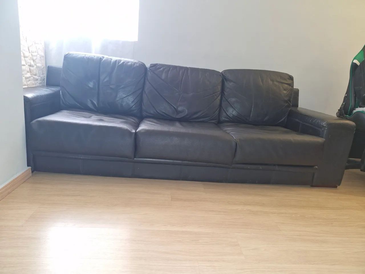 Sofá couro preto.65569089546754120