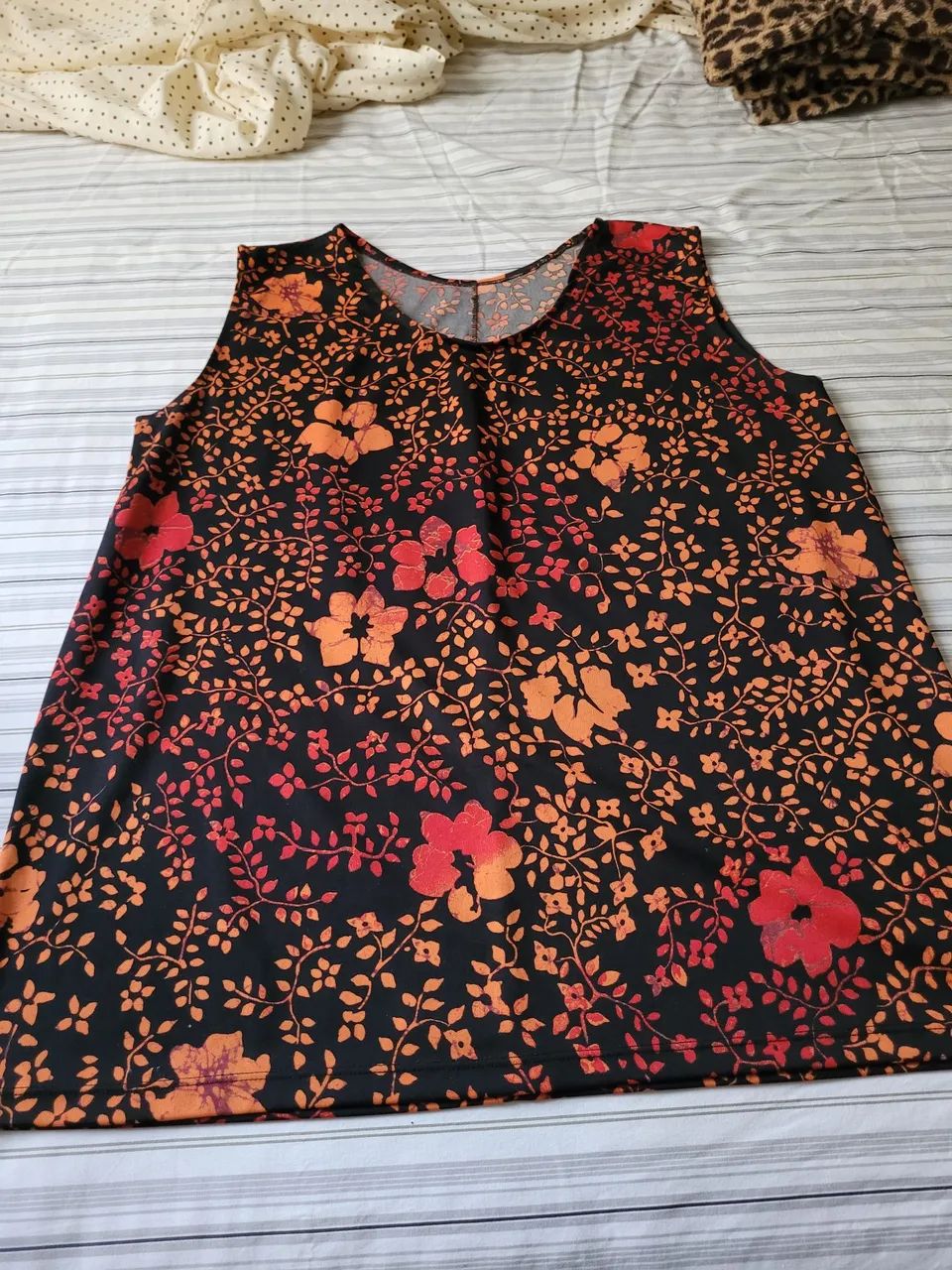 4 Blusas estampadas - Tamanho G + Bermuda G - Foto 2