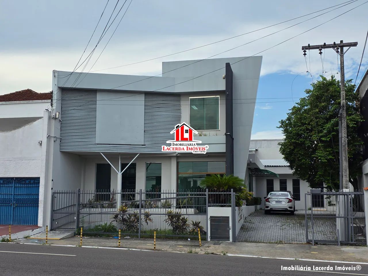Prédio Comercial 525m² com 9 Salas e Estacionamento para 8 Carros no Centro, Terreno Com 4