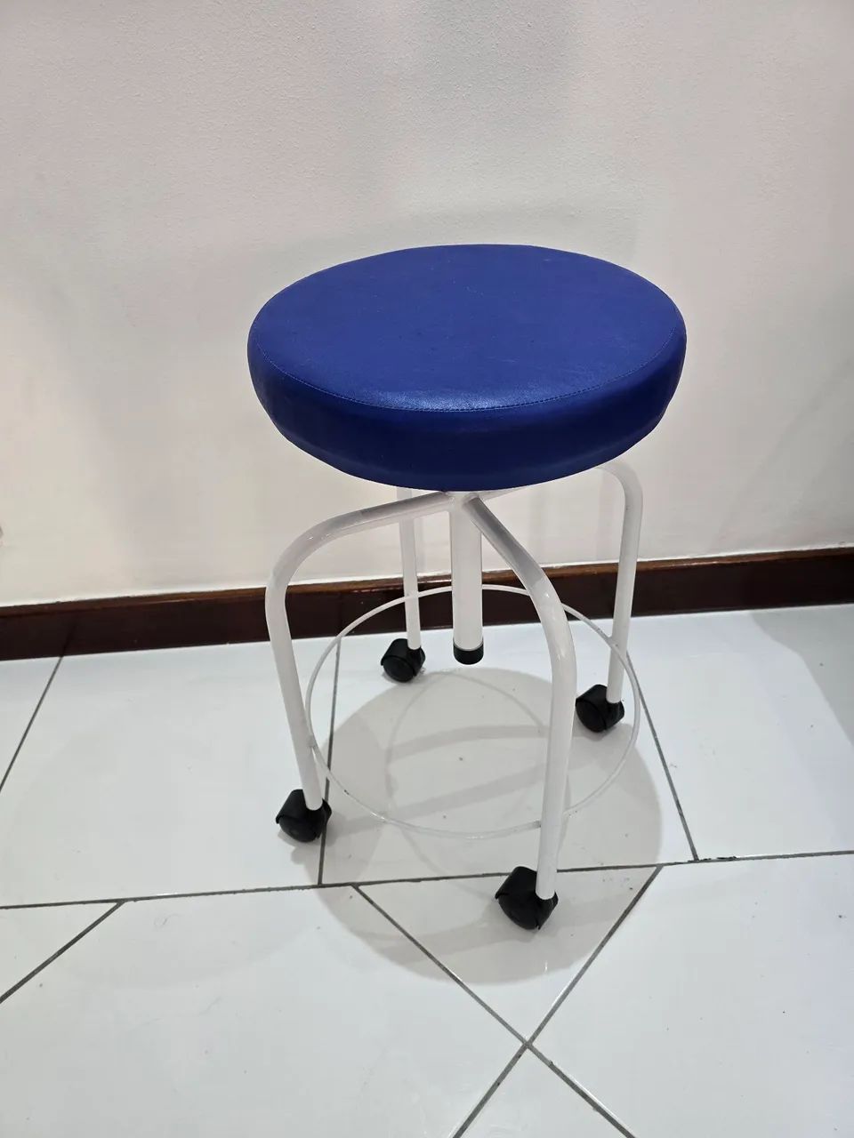 Mocho giratório hospitalar com rodízios 