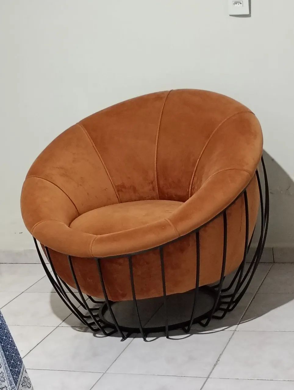 Poltrona Veludo Base de Ferro 