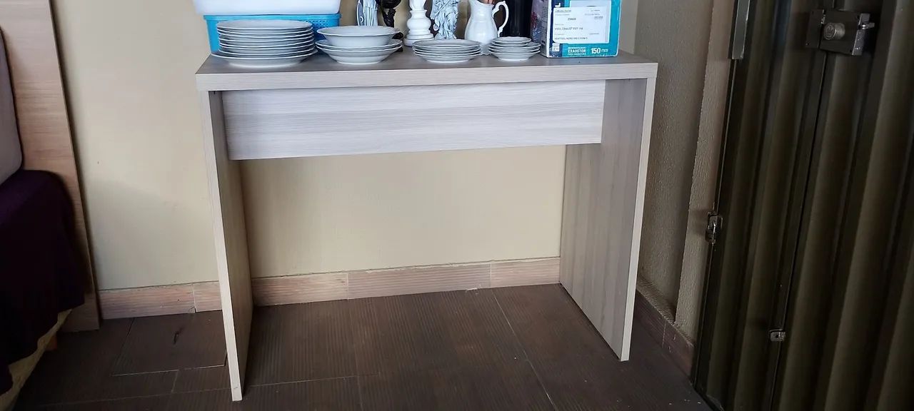 Mesa reforçada alta de madeira 