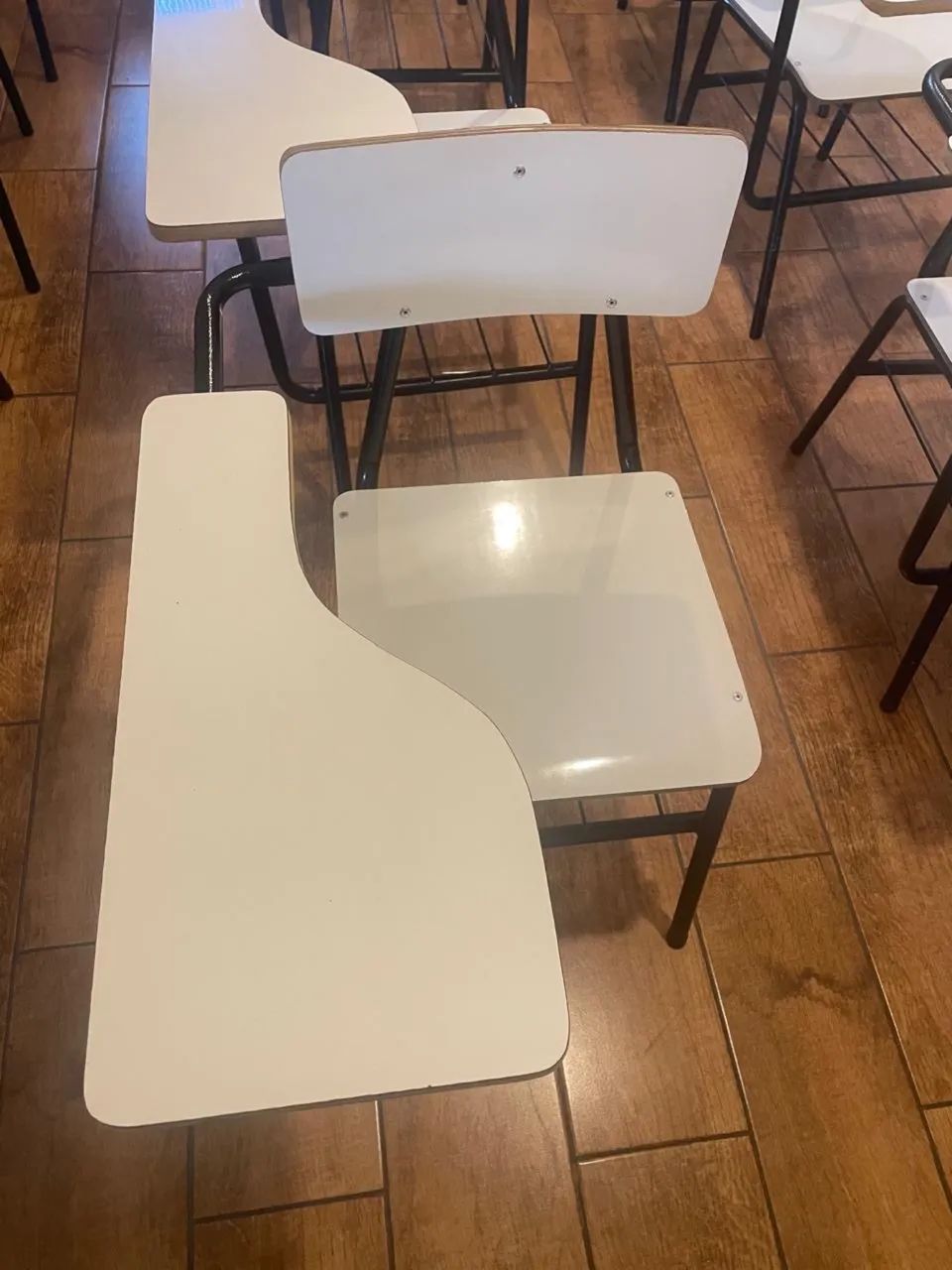 25 cadeiras escolares com prancheta lateral - Foto 2