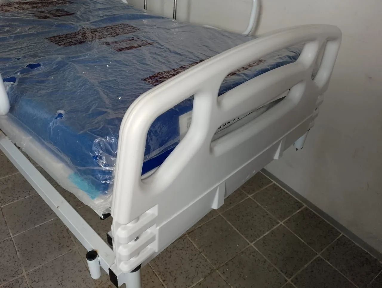 Cama hospitalar 3 manivelas 2 colchões 