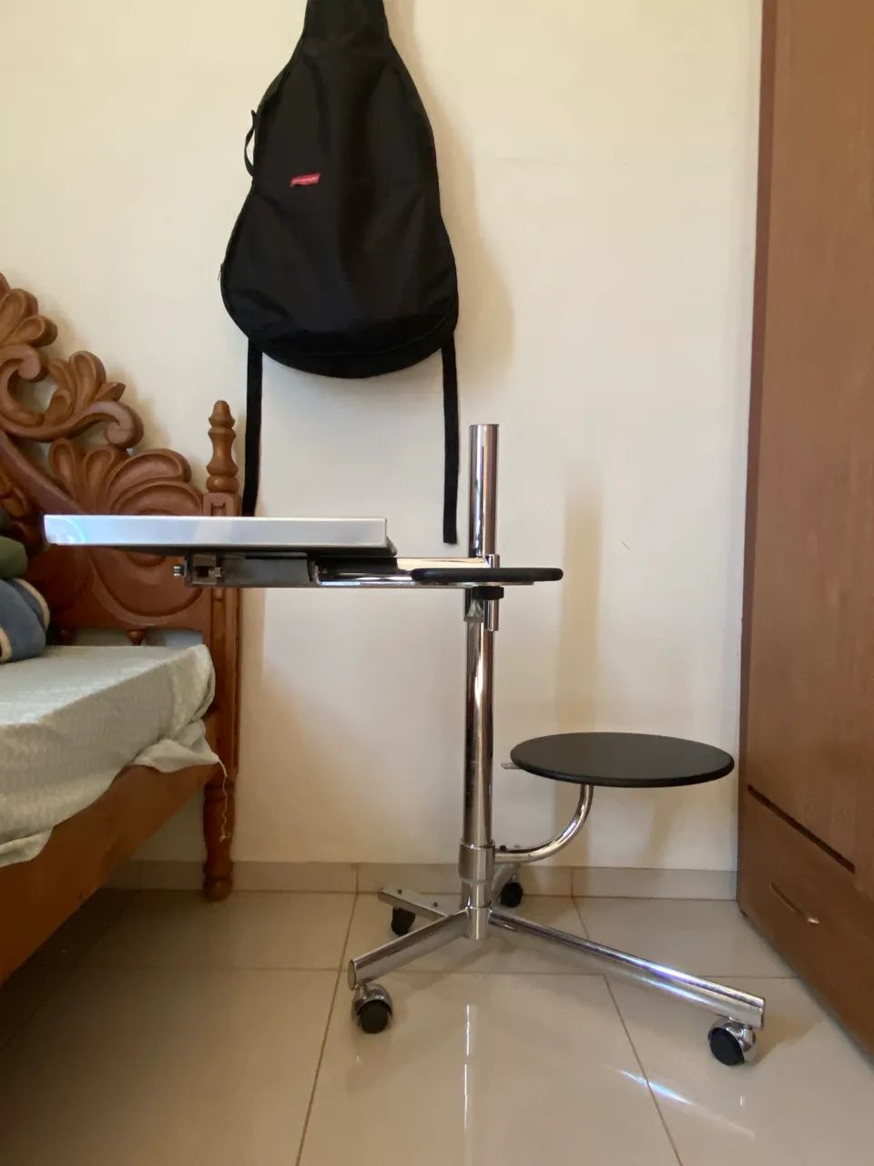 Mesa para Notebook Asys Laptable 33218 Cromada com Rodízios - Excelente Estado - Foto 4