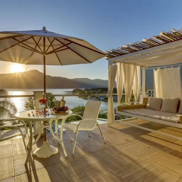 Casa  ou pousada na lagoa,5 suítes amplas, com jacuzzi e  vista para lagoa. 