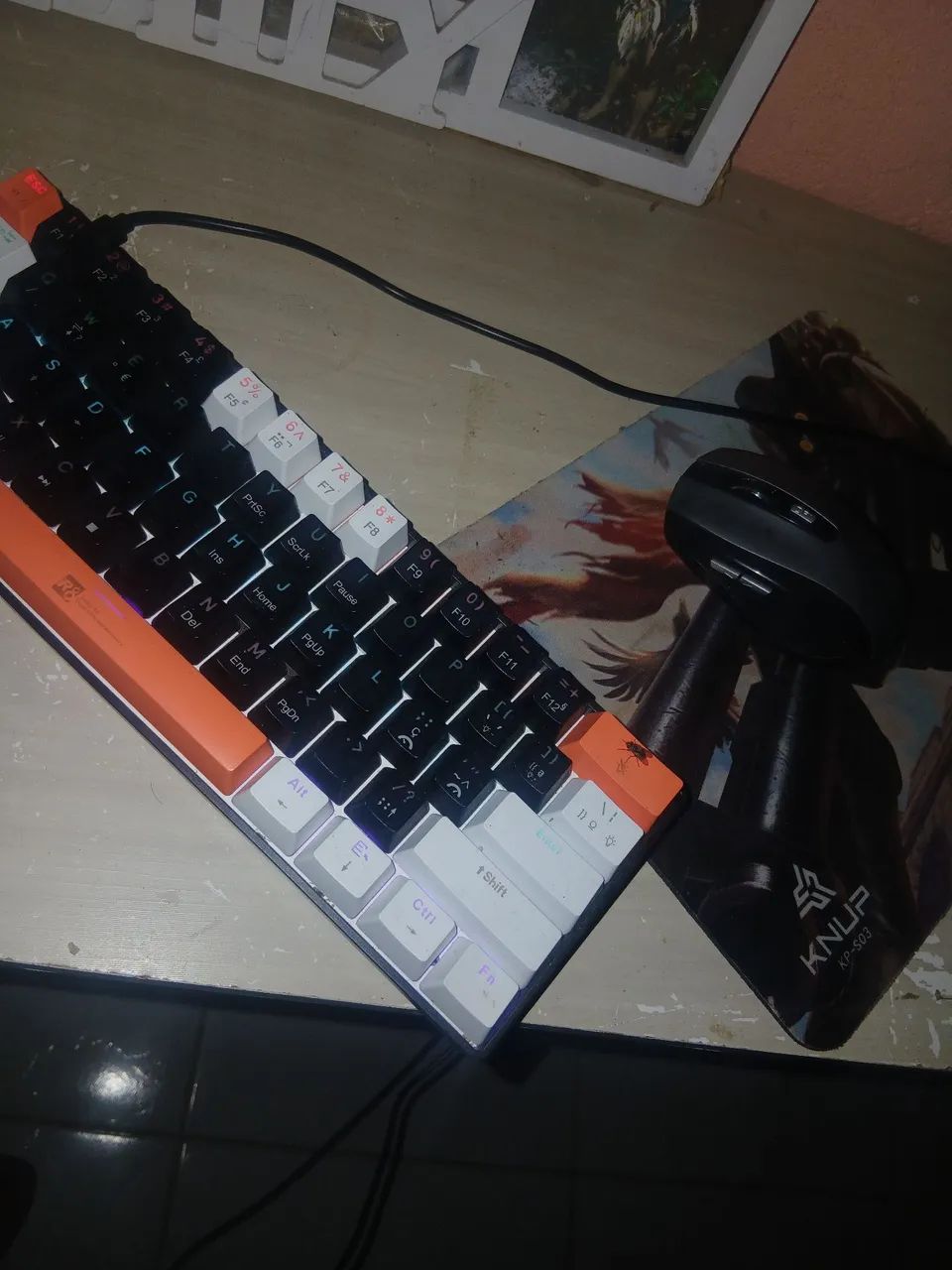 Teclado mecânico 60% e mouse sem fio