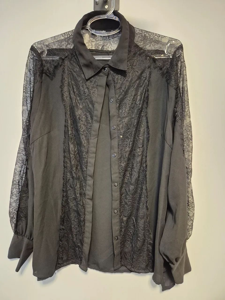 camisa feminina preta com renda