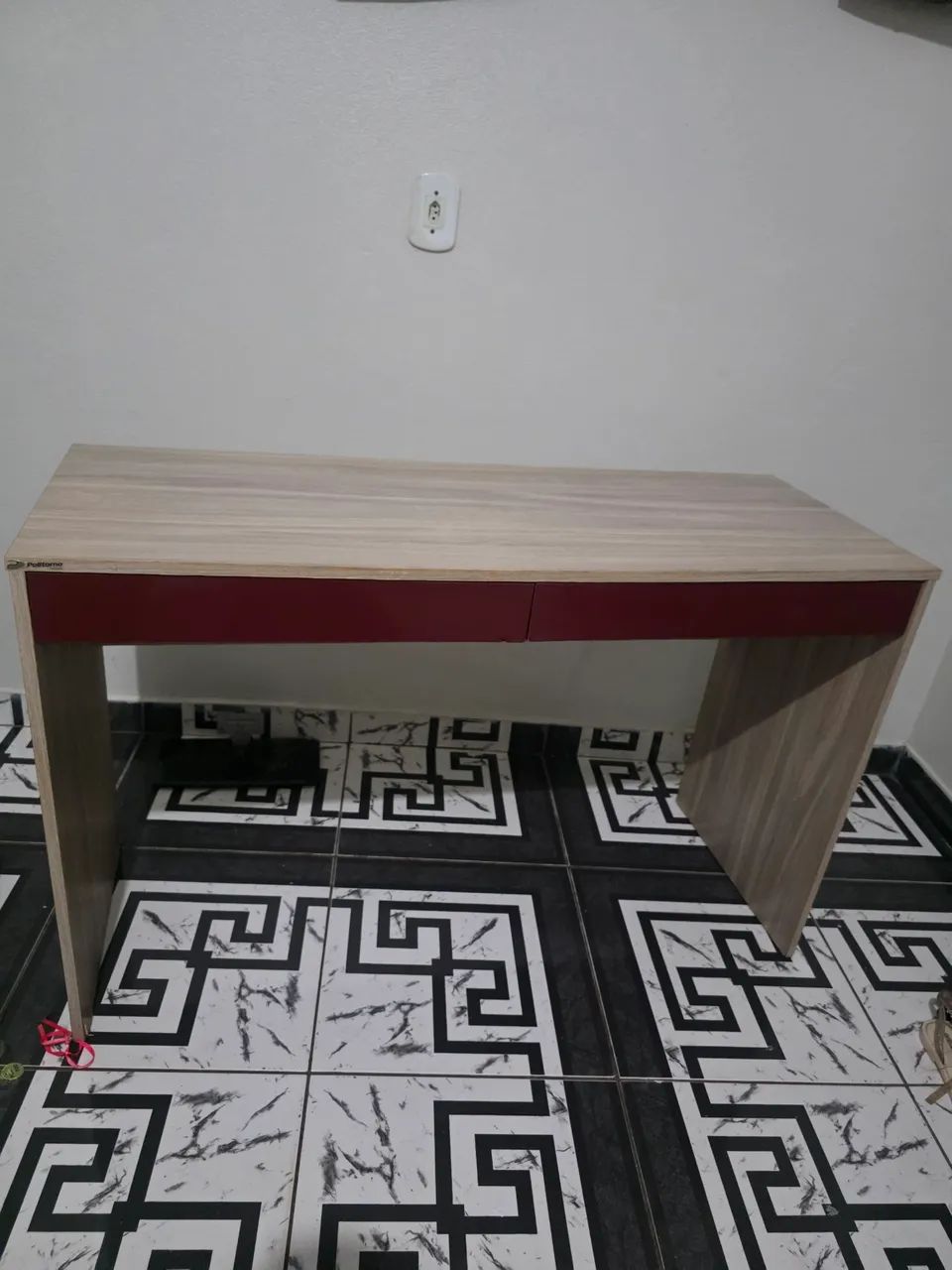 Vendo mesa com 2 gavetas