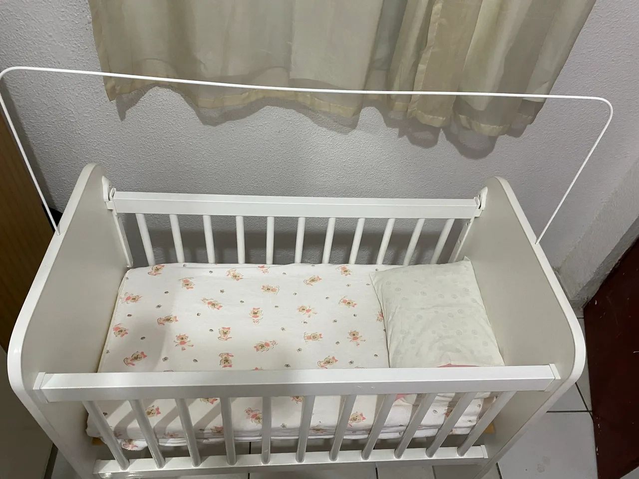 Mini Berço Branco com Colchão - Excelente Estado  - Foto 5