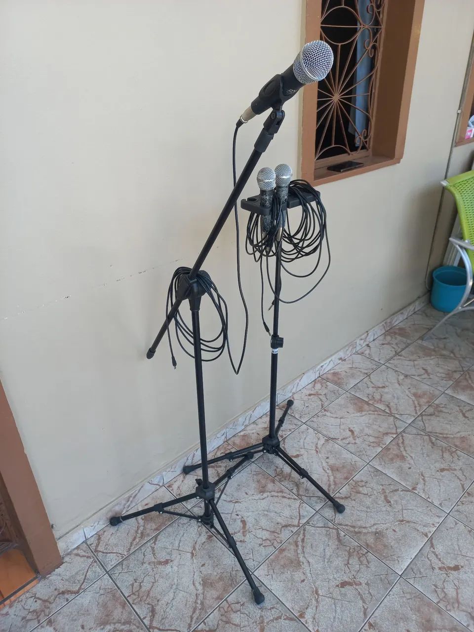 Pedestrais e suporte para microfones com 03 microfones e 03 cabos. - Foto 2