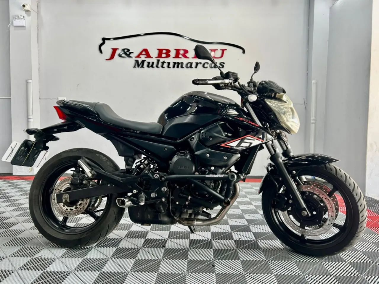 XJ6 N 2011 - 1527436973 | OLX