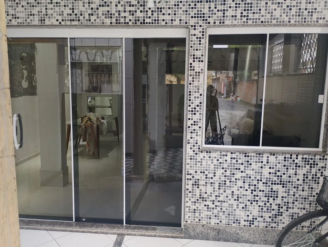 Janela e porta versatik em blindex fumê. - Foto 4