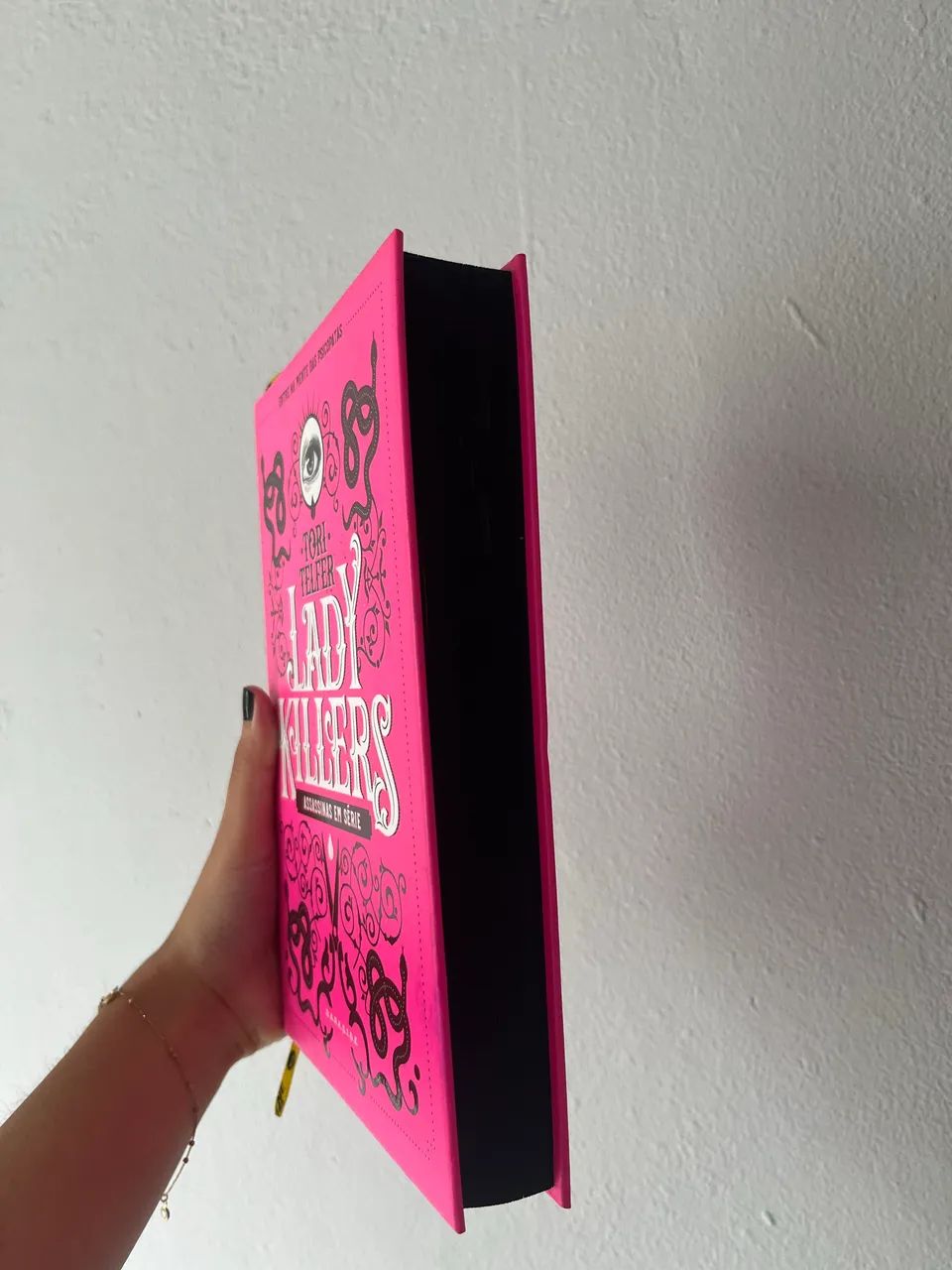 Livro Lady Killers - Capa dura - Foto 3