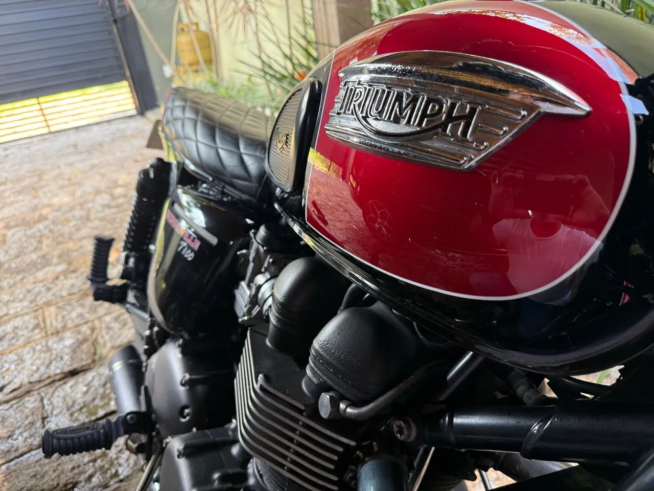 Bonneville semi nova