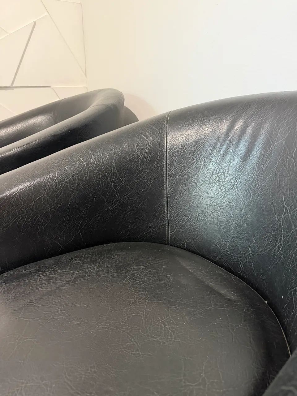 2 Poltronas de Couro + puff removível  - Foto 3