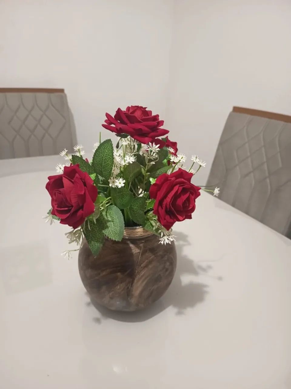 Arranjo Artificial com Rosas Vermelhas e Vaso Rústico Marrom