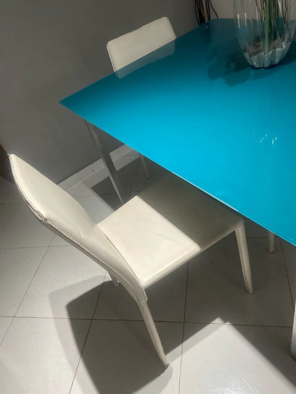 MESA RETANGULAR COM TAMPO DE VIDRO E QUATRO CADEIRAS - Foto 3