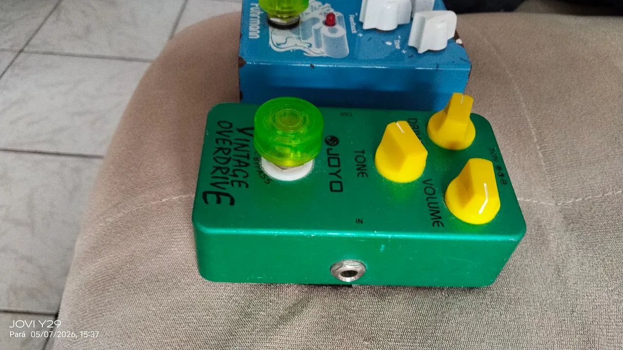 Pedal de drive e delay versátil 