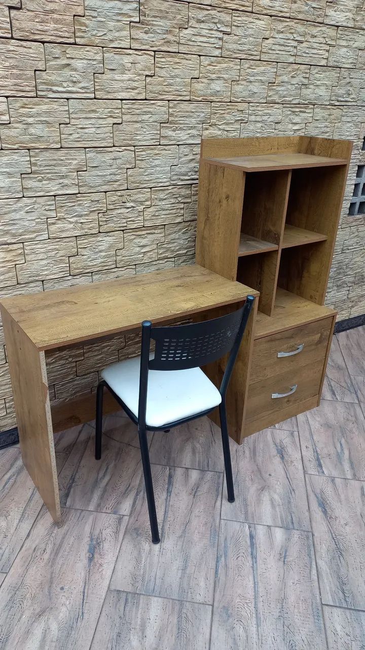 Entrego: Mesa para Computador e Estudos em madeira mdf com cadeira estofada
