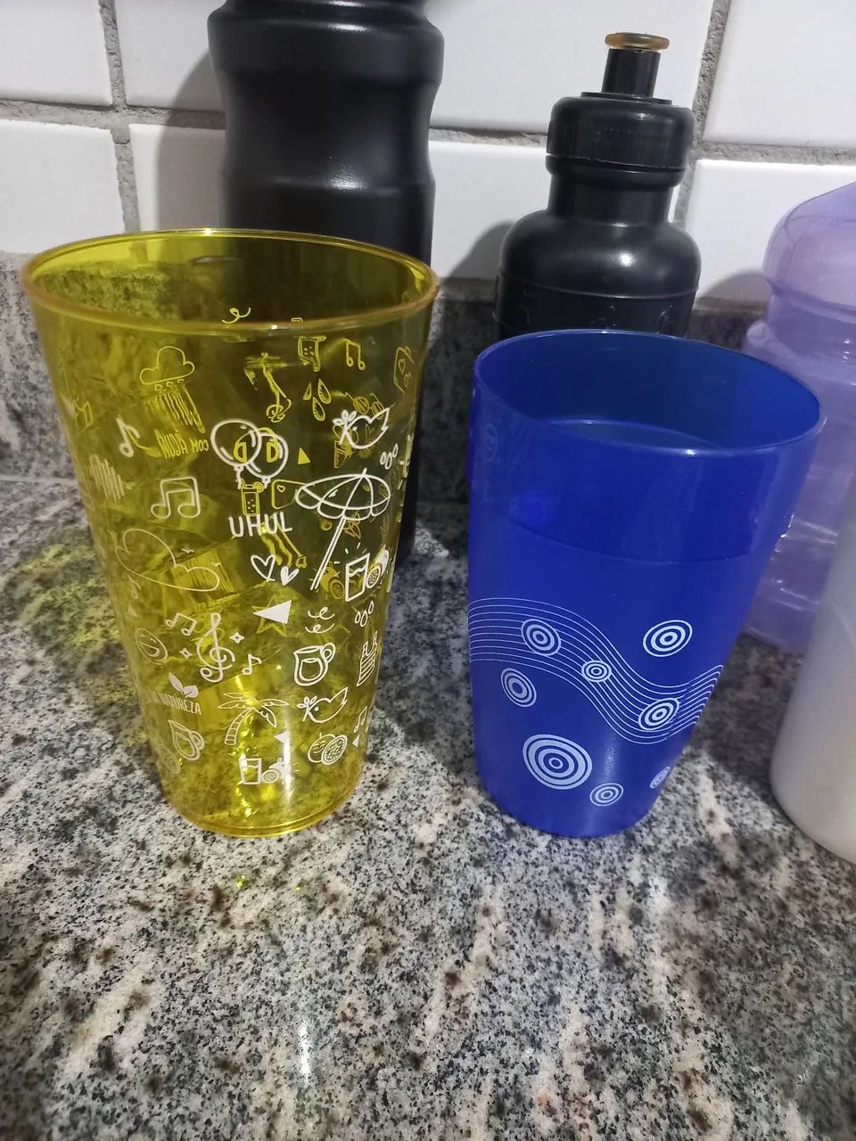 4 garrafas e 10 canecas - Foto 5