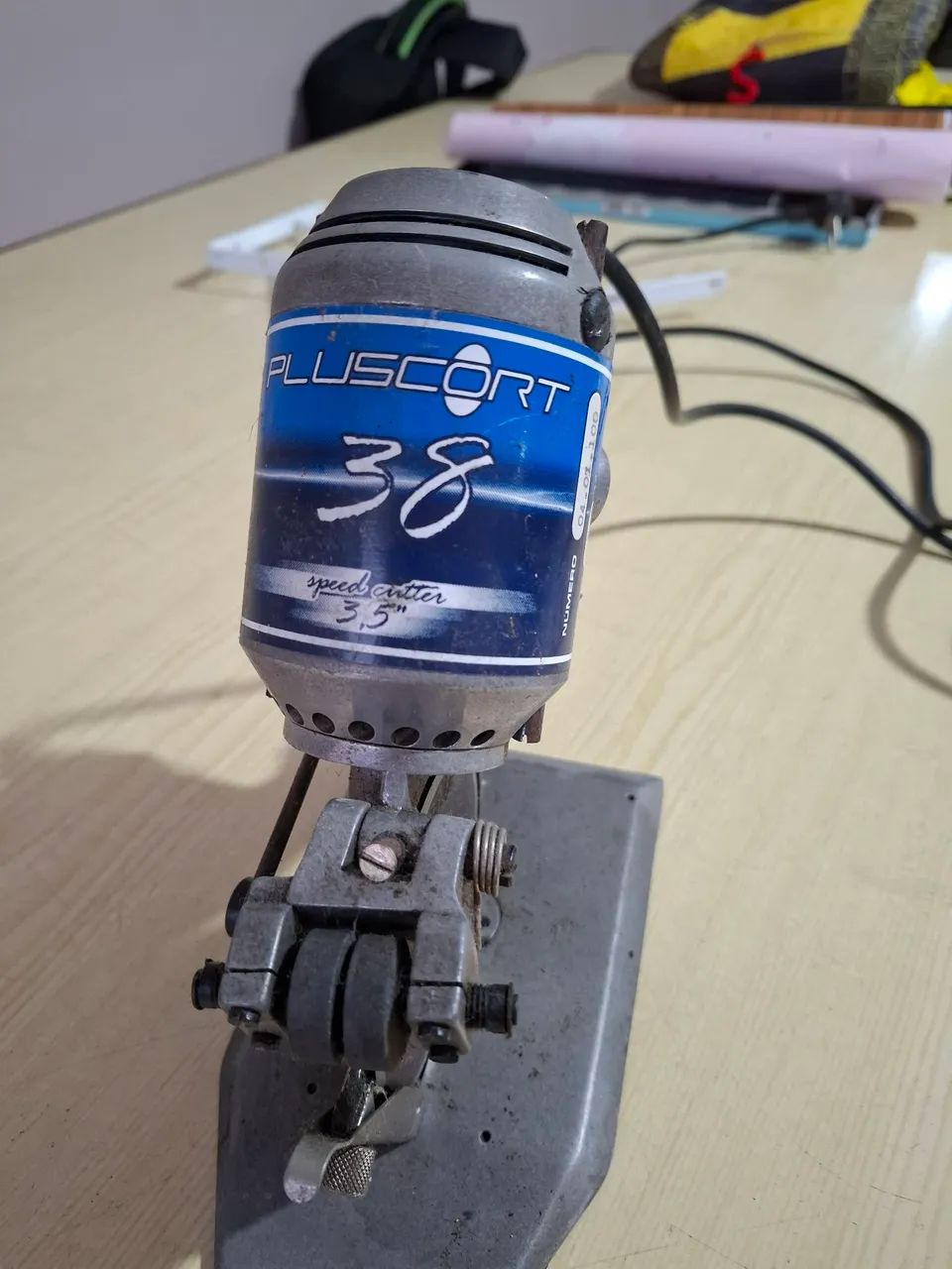 Maquina Pluscort 38  para cortar tecido